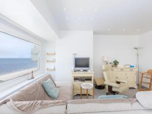 TV a/nebo společenská místnost v ubytování Apartment in Belgium with Stunning Sea View, cleaning included
