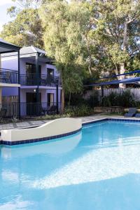 Una gran piscina azul frente a un edificio en Moo's Hoose, en Margaret River Town