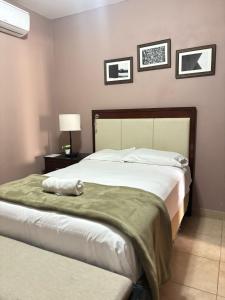 La LimaHotel Lima Park的卧室配有一张大床,墙上挂有图片