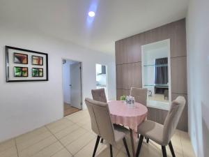 TV a/nebo společenská místnost v ubytování Roxy Hotel & Apartments