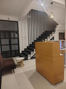 AyodhyaHotel Paramount Inn的客厅设有楼梯,位于后面