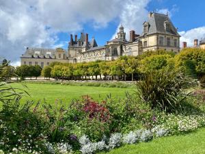 a large building with a garden in front of it at 3 chambres Centre Fontainebleau Château INSEAD - Royal Deluxe in Fontainebleau