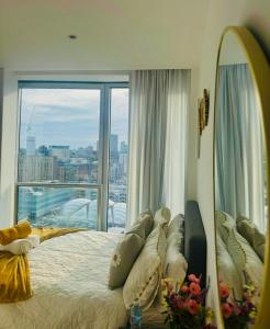 Postel nebo postele na pokoji v ubytování Rotunda -Birmingham City Views