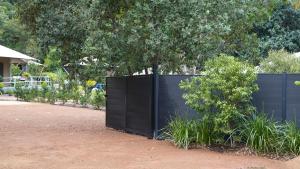 Nelly BayにあるQueen Safari Tent 4の植物の庭の黒塀