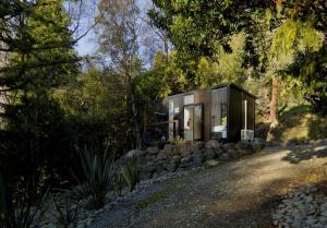 Taman di luar Cosy Dell by Tiny Away