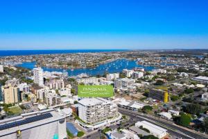 una vista aerea di una città con un porto di Pandanus Mooloolaba a Mooloolaba