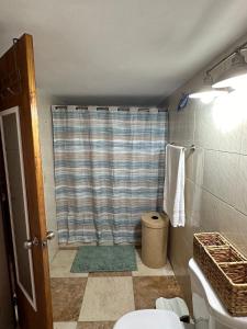 Bagno di Cozy studio in amazing Manatí with AC, WiFi, Pool