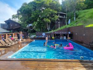 塞尔苏拉穆斯州长镇Suite Farol do Arvoredo的一群人在游泳池里玩耍