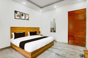 Rúm í herbergi á Hotel O The Param continental