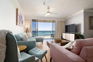 ゴールドコーストにあるPastel Drift - Beachfront Haven by Dining & Parksの海の見えるリビングルーム