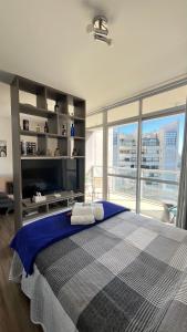 una camera da letto con un letto grande e una grande finestra di Flat Completo na Ponte Estaiada SP a San Paolo Altre 30 foto