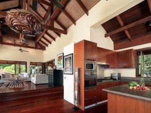 Una cocina grande con gabinetes de madera y encimera. en Villa Soluna - Luxury 5-Star Seaview Escape, en Koh Samui