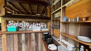 ครัวหรือมุมครัวของ DeeTorJai FarmStay Nan ดีต่อใจ ฟาร์มสเตย์ น่าน โดยเจ้าของ +37 ภาพ