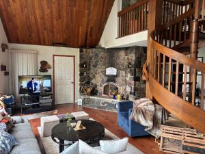 TV a/nebo společenská místnost v ubytování Getaway To Muskoka