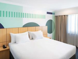 Postel nebo postele na pokoji v ubytování ibis Styles Sydney Central