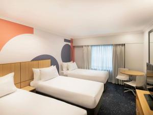 Postel nebo postele na pokoji v ubytování ibis Styles Sydney Central