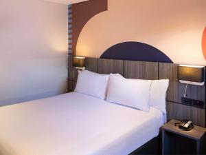 Postel nebo postele na pokoji v ubytování ibis Styles Sydney Central