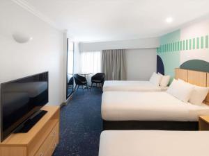 Postel nebo postele na pokoji v ubytování ibis Styles Sydney Central