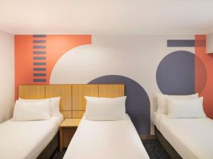 Postel nebo postele na pokoji v ubytování ibis Styles Sydney Central