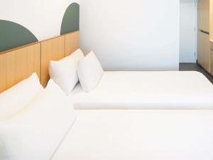 Postel nebo postele na pokoji v ubytování ibis Styles Sydney Central