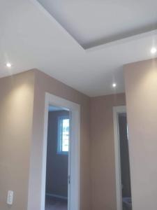 a room with a white ceiling and a doorway at Casa de casal in Duque de Caxias