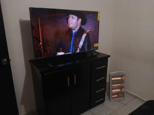 einen TV auf einer Kommode in der Unterkunft Departamento chico para tu estancia en ciudad juarez in Zaragoza + 2 Fotos