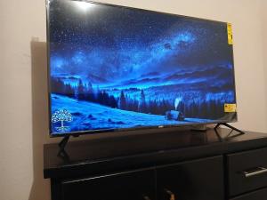 einen Flachbild-TV auf einer Kommode in der Unterkunft Departamento chico para tu estancia en ciudad juarez in Zaragoza