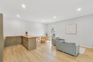 Ruang duduk di The Sailfish Suite - Beachside Granny Flat by uHoliday
