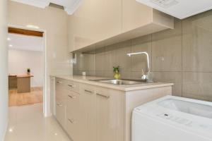 Bilik mandi di The Sailfish Suite - Beachside Granny Flat by uHoliday
