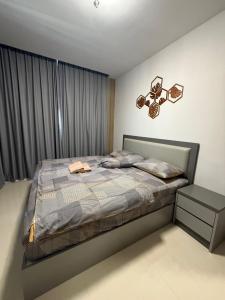 un dormitorio con una cama y una ventana en Formosa Residence Apartment 2BR Master #22, en Jodoh