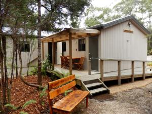 Geeveston的住宿－Tahune AirWalk Cabin and Lodge，小屋设有长凳和桌子