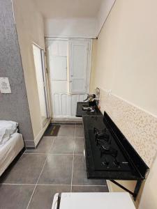 Una cocina o cocineta en Pequena Suíte Individual 106