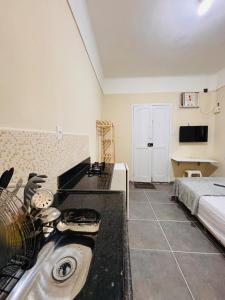 Una cama o camas en una habitación de Pequena Suíte Individual 106