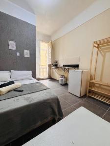 Una cama o camas en una habitación de Pequena Suíte Individual 106