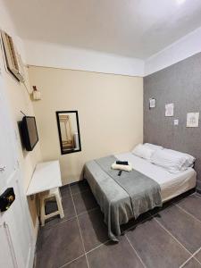 Una cama o camas en una habitación de Pequena Suíte Individual 106 2 fotos más