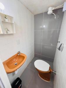 Un baño de Pequena Suíte Individual 106