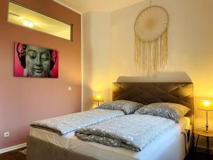 a bedroom with a bed with a mirror on the wall at Altstadt Apartment Pirna 4 Personen Küche Netflix Top Location in Pirna