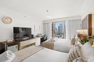 Postel nebo postele na pokoji v ubytování Beach Views at Mantra Level 12 Coastal Escape