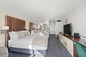 TV a/nebo společenská místnost v ubytování Beach Views at Mantra Level 12 Coastal Escape