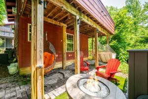 een hut met een tafel en stoelen op een patio bij Peaceful Pines Cabin-patio with hot tub for small families or couples in Gatlinburg