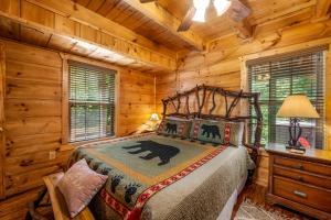 een slaapkamer met een bed in een blokhut bij Peaceful Pines Cabin-patio with hot tub for small families or couples in Gatlinburg