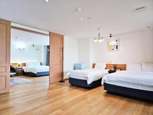 Posteľ alebo postele v izbe v ubytovaní Suncheon Hotel Gite