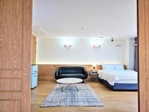 Posteľ alebo postele v izbe v ubytovaní Suncheon Hotel Gite