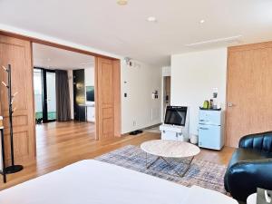 Posteľ alebo postele v izbe v ubytovaní Suncheon Hotel Gite