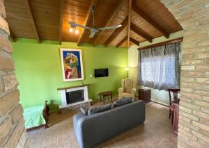 Μια τηλεόραση ή/και κέντρο ψυχαγωγίας στο Mimosa Garden Villa 1