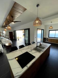 Postel nebo postele na pokoji v ubytování Villa Ti Rati - Vue mer exceptionnelle sur Saint Leu