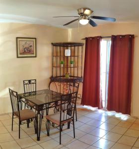 a dining room with a table and chairs and a ceiling fan at Casa céntrica--zona vado del rio in Hermosillo