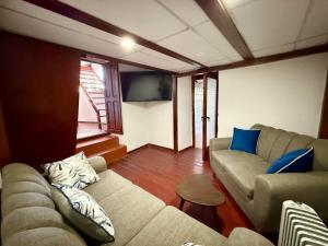 un soggiorno con due divani e una TV a schermo piatto di Rustic House in the Heart of Cusco a Cuzco