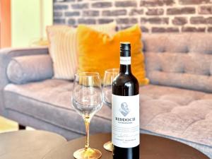 une bouteille de vin et un verre sur une table dans l'établissement Burleigh Heads Koala Park Pool & Parking, à Gold Coast