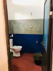 Kamar mandi di Trinco Be Cool Hostel